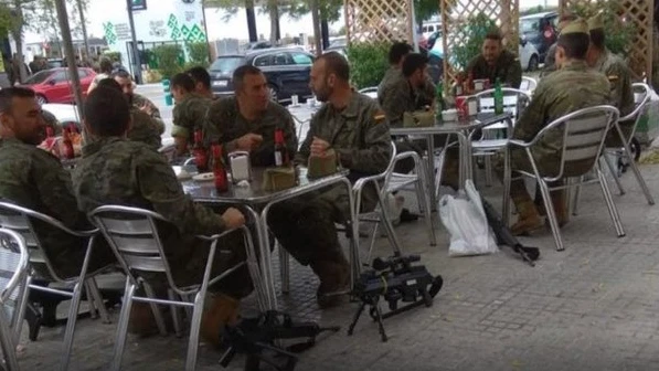 La polémica imagen de los militares tomando una cerveza con sus armas