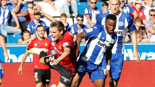Wakaso lucha por un balón Wakaso lucha por un balón