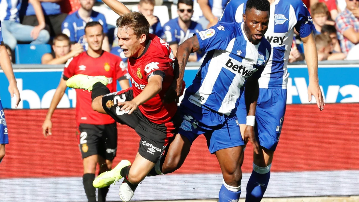 Wakaso lucha por un balón