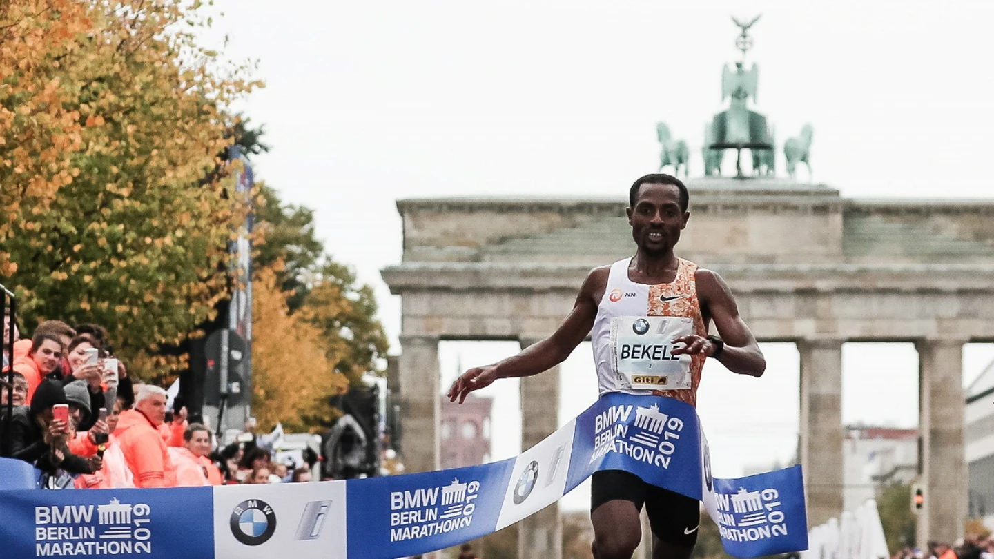 Bekele entra en meta en Berlín Bekele entra en meta en Berlín