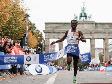 Bekele entra en meta en Berlín Bekele entra en meta en Berlín