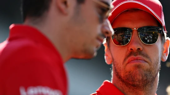 Vettel observa a Leclerc Vettel observa a Leclerc