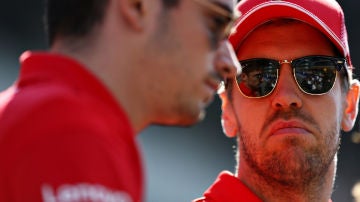 Vettel observa a Leclerc