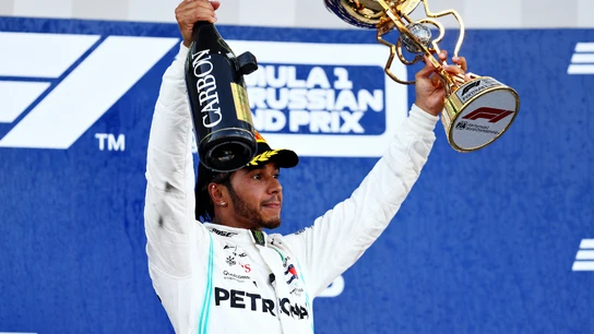 Lewis Hamilton celebra su victoria en Rusia Lewis Hamilton celebra su victoria en Rusia