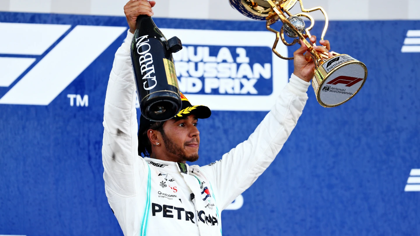 Lewis Hamilton celebra su victoria en Rusia Lewis Hamilton celebra su victoria en Rusia