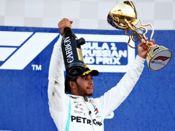Lewis Hamilton celebra su victoria en Rusia Lewis Hamilton celebra su victoria en Rusia