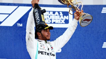 Lewis Hamilton celebra su victoria en Rusia
