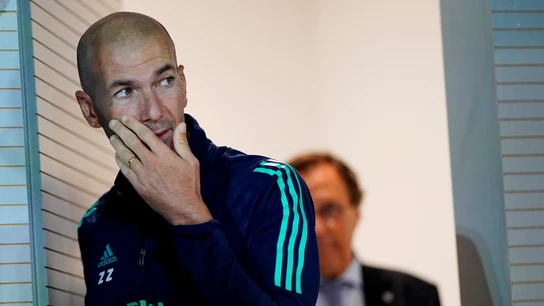 Zidane entra en la sala de prensa Zidane entra en la sala de prensa