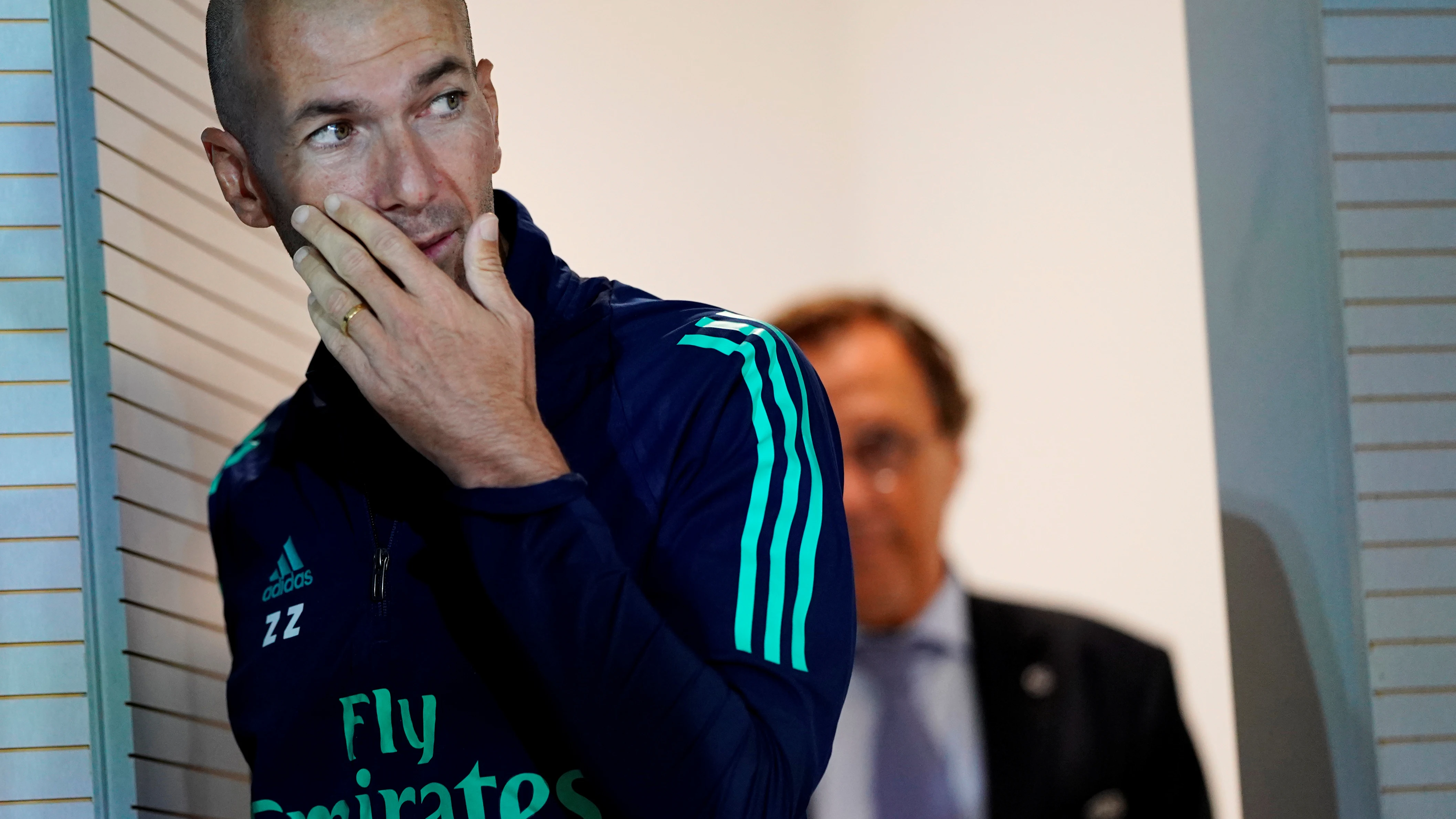 Zidane entra en la sala de prensa