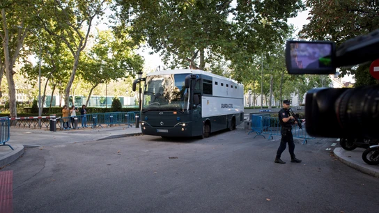 El autobús de la Guardia Civil en el que son trasladados los siete miembros de los CDR detenidos El autobús de la Guardia Civil en el que son trasladados los siete miembros de los CDR detenidos