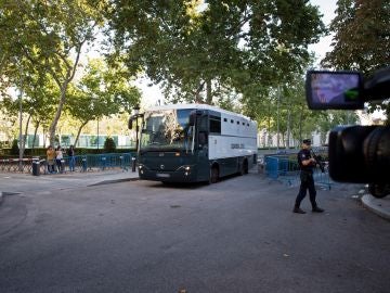 El autobús de la Guardia Civil en el que son trasladados los siete miembros de los CDR detenidos El autobús de la Guardia Civil en el que son trasladados los siete miembros de los CDR detenidos