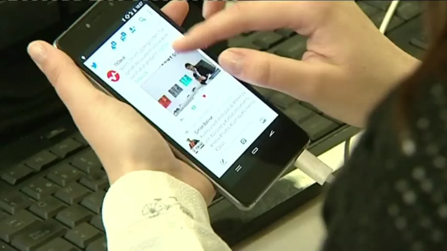 Un teléfono móvil Un teléfono móvil