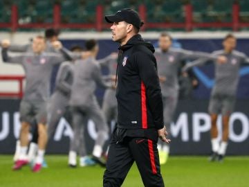Simeone, en la sesión de entrenamiento de Moscú previa al partido ante el Lokomotiv. Simeone, en la sesión de entrenamiento de Moscú previa al partido ante el Lokomotiv.