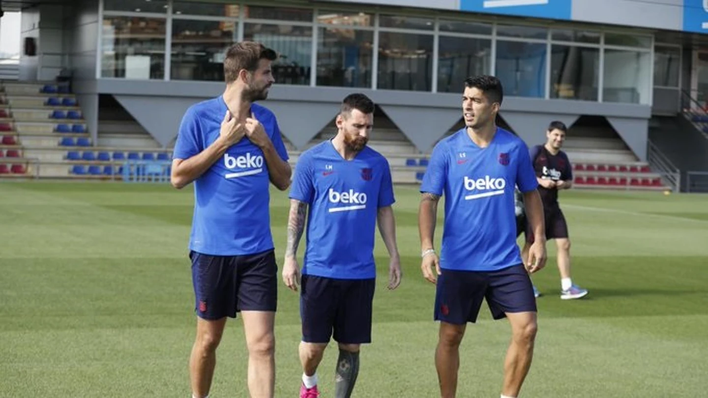 Piqué, Messi y Luis Suárez hablan durante un entrenamiento del FC Barcelona Piqué, Messi y Luis Suárez hablan durante un entrenamiento del FC Barcelona
