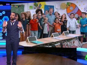 Dani Mateo responde a las polémicas declaraciones de Almeida: "Para él es más necesario un símbolo que un pulmón" Dani Mateo responde a las polémicas declaraciones de Almeida: "Para él es más necesario un símbolo que un pulmón"