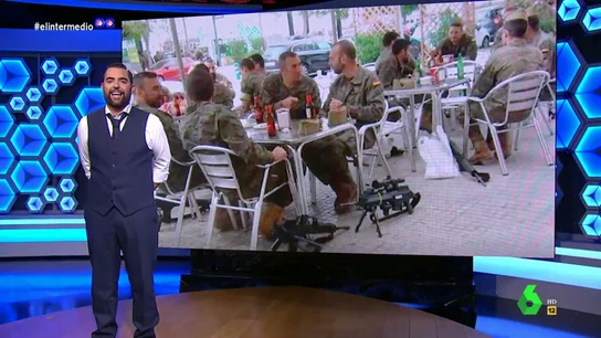 Dani Mateo 'destapa' el porqué de la foto de los militares bebiendo cerveza: "Practicaban una clásica maniobra española" Dani Mateo 'destapa' el porqué de la foto de los militares bebiendo cerveza: "Practicaban una clásica maniobra española"