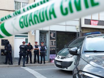 Agentes de la Guardia Civil y Mossos d'Esquadra durante el registro de un domicilio en Sabadell (Barcelona) durante la operación. Agentes de la Guardia Civil y Mossos d'Esquadra durante el registro de un domicilio en Sabadell (Barcelona) durante la operación.