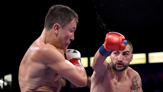 Vanes Martirosyan intenta golpear a Golovkin Vanes Martirosyan intenta golpear a Golovkin