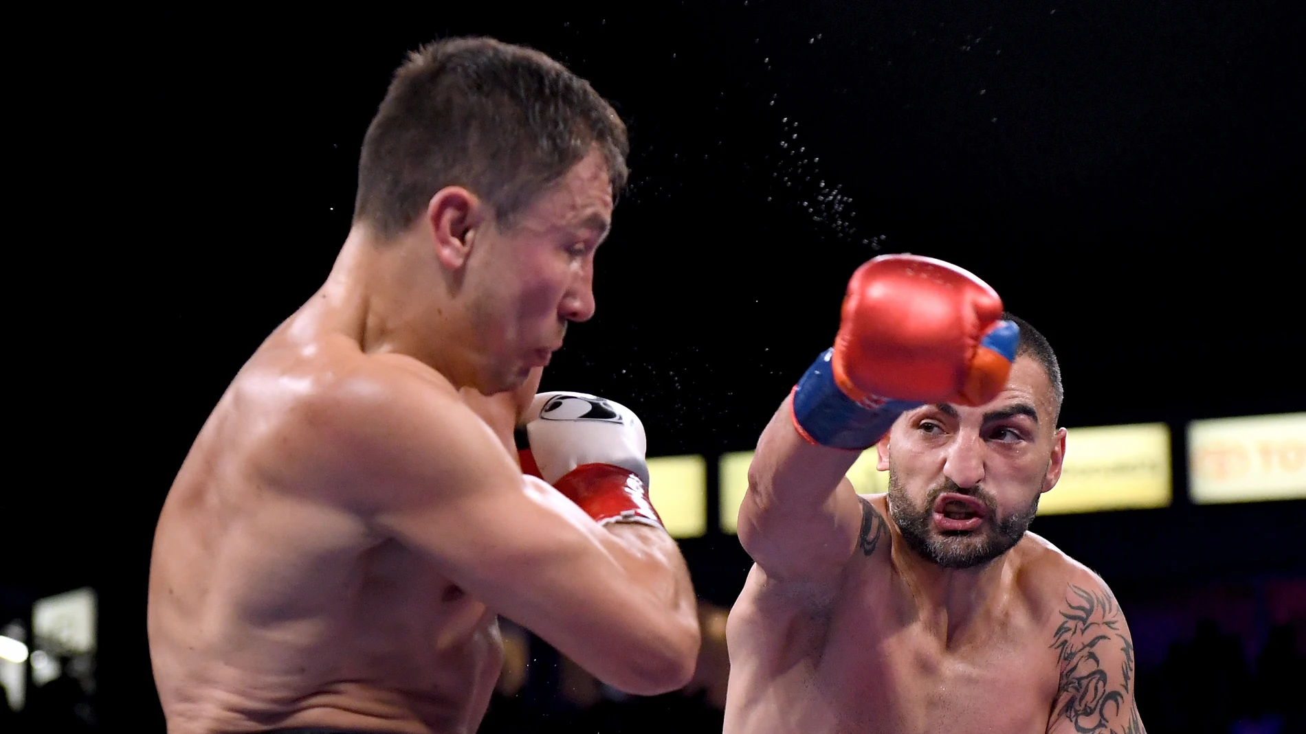 Vanes Martirosyan intenta golpear a Golovkin