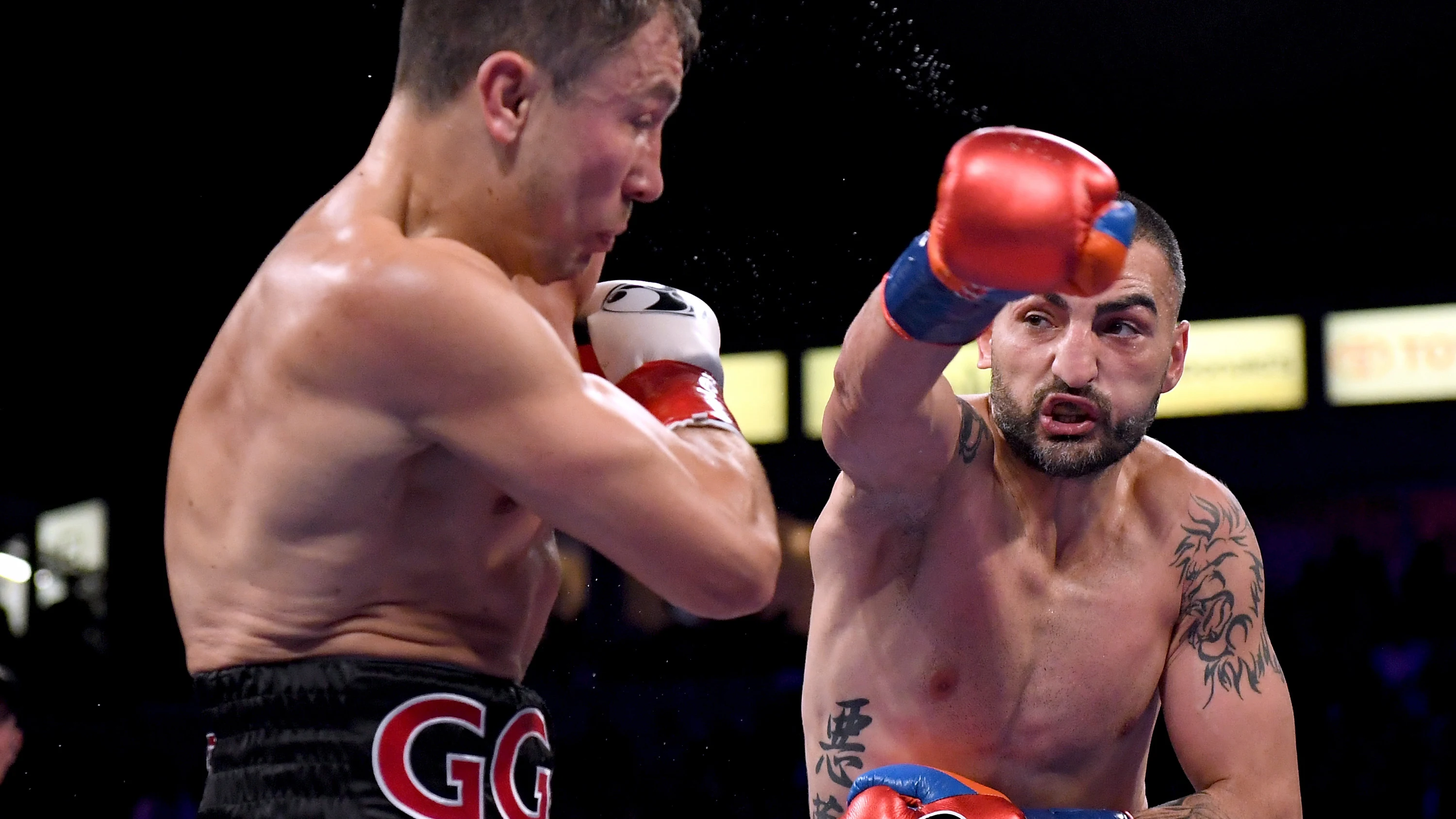 Vanes Martirosyan intenta golpear a Golovkin