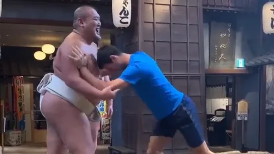 Djokovic prueba como luchador de sumo Djokovic prueba como luchador de sumo