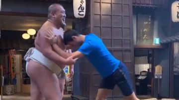 Djokovic prueba como luchador de sumo