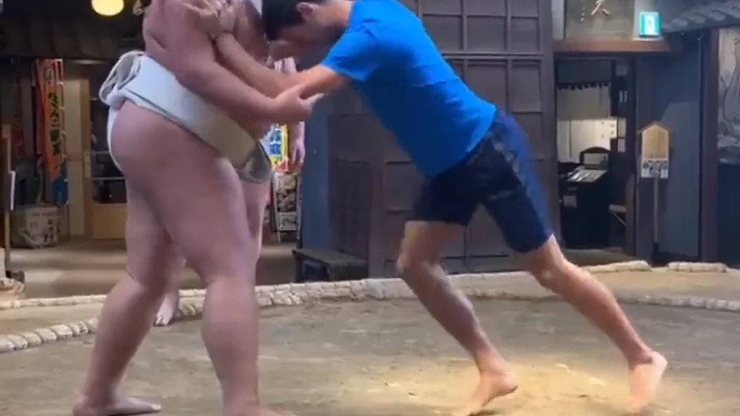 Djokovic prueba como luchador de sumo