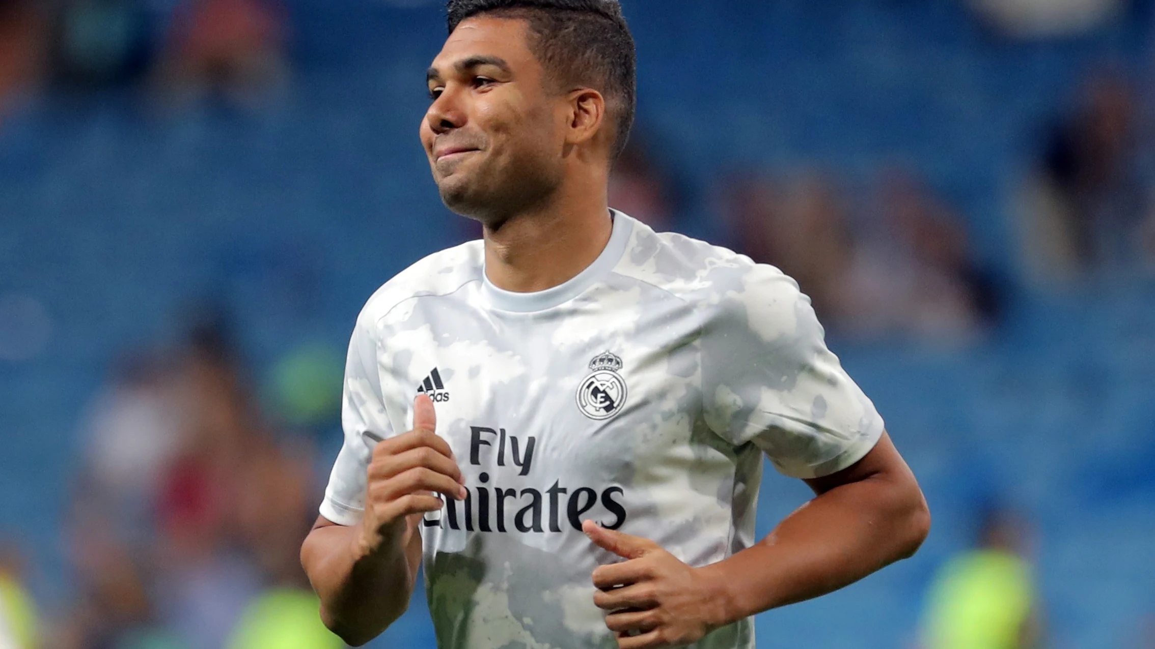 Casemiro calienta antes del derbi contra el Atlético de Madrid