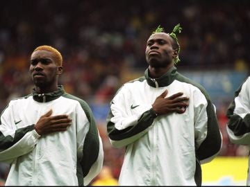 Taribo West, a la derecha, durante un partido con Nigeria Taribo West, a la derecha, durante un partido con Nigeria