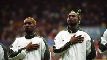 Taribo West, a la derecha, durante un partido con Nigeria