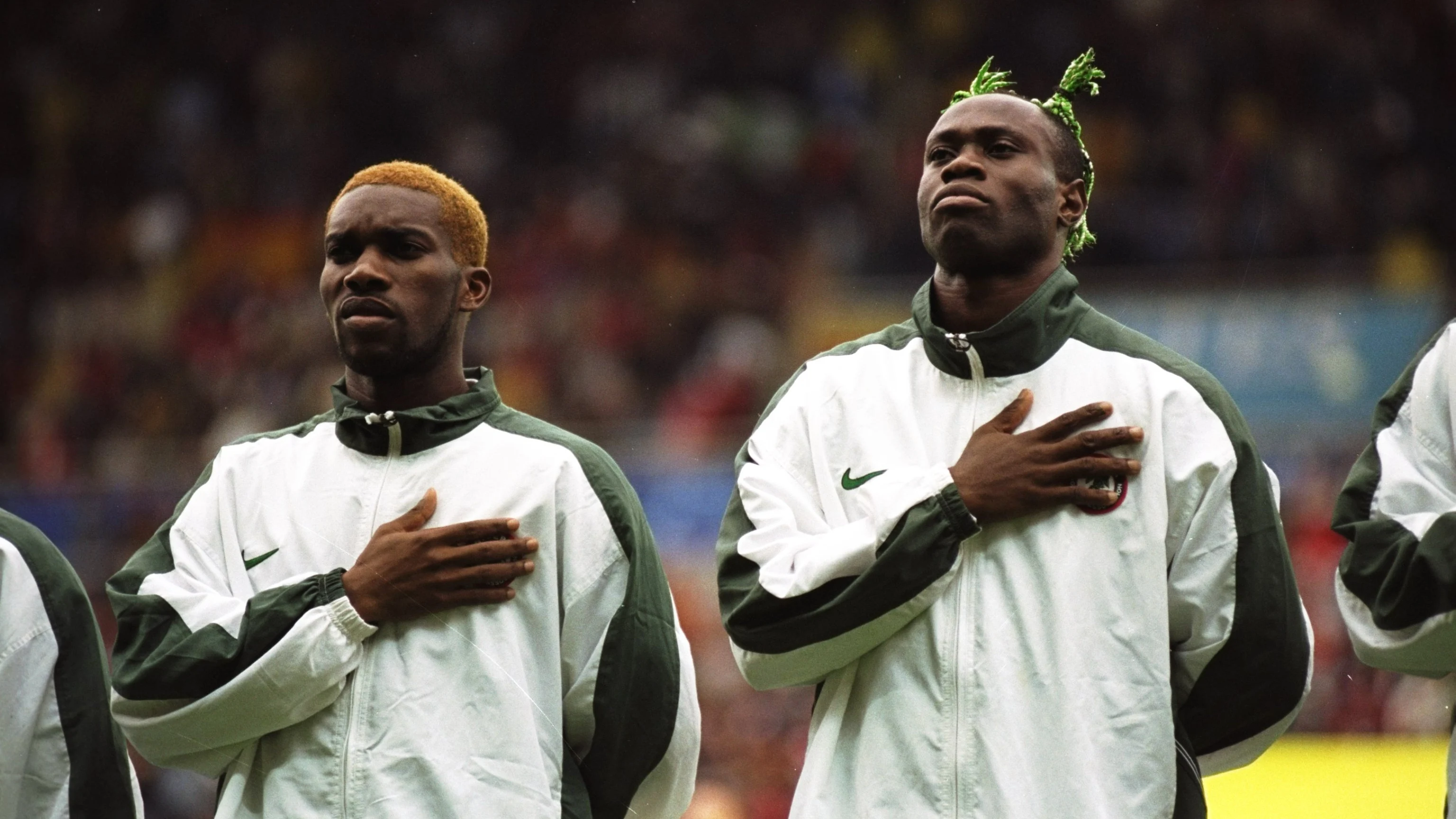 Taribo West, a la derecha, durante un partido con Nigeria