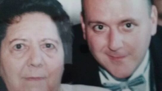 Benny G&oacute;mez junto a su madre