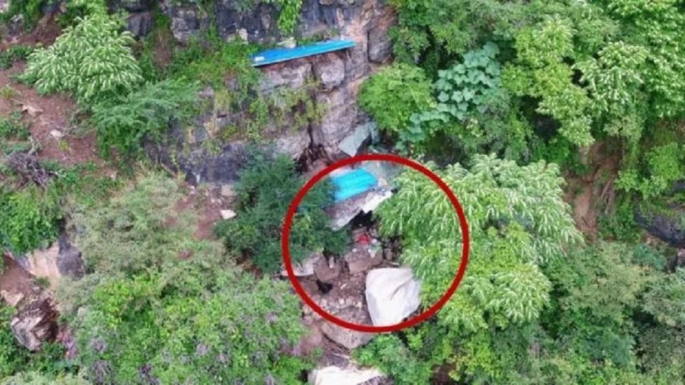 Los drones captaron la entrada a la cueva