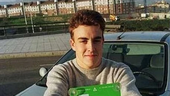 Fernando Alonso sostiene su 'L' Fernando Alonso sostiene su 'L'