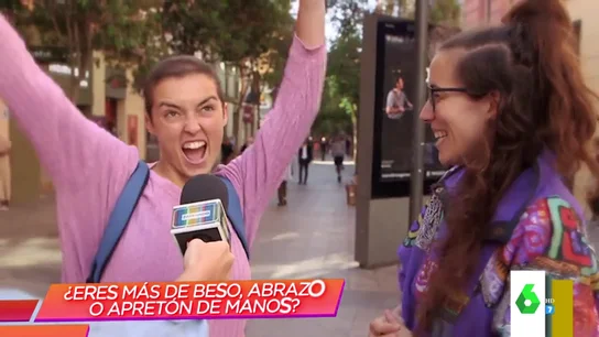 Los españoles desvelan sus saludos más incómodos Los españoles desvelan sus saludos más incómodos