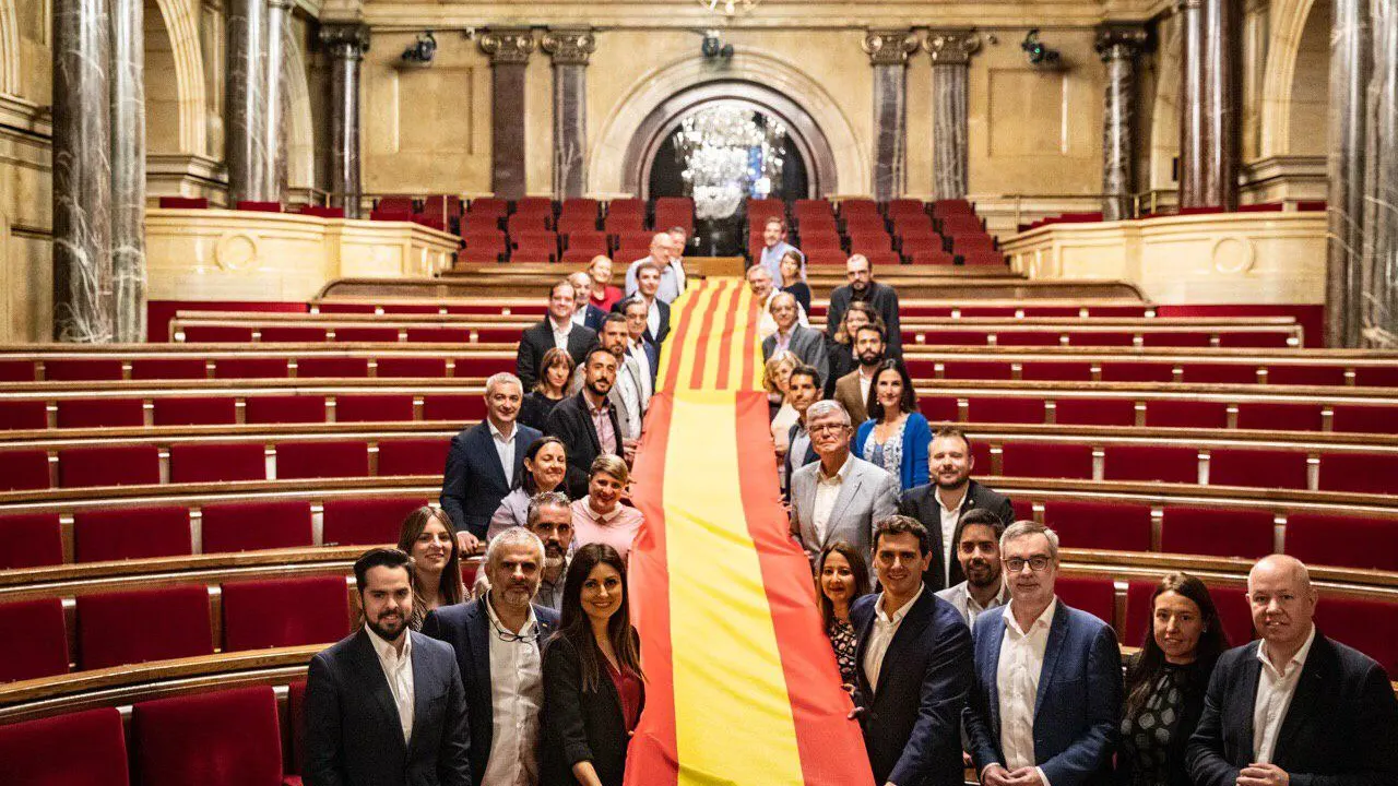 Los miembros de Cs sujetan una doble bandera de España y Cataluña en el Parlament