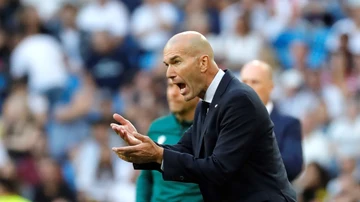 Zinedine Zidane, animando a sus jugadores ante el Brujas. 
