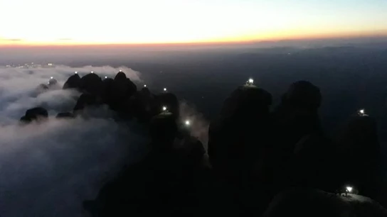 Imagen del macizo de Montserrat con sus agujas iluminadas por el 1-O Imagen del macizo de Montserrat con sus agujas iluminadas por el 1-O