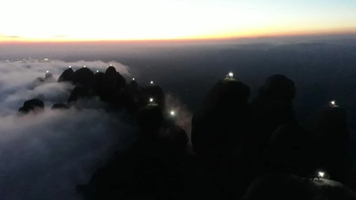 Imagen del macizo de Montserrat con sus agujas iluminadas por el 1-O Imagen del macizo de Montserrat con sus agujas iluminadas por el 1-O