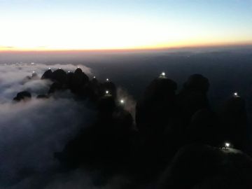 Imagen del macizo de Montserrat con sus agujas iluminadas por el 1-O Imagen del macizo de Montserrat con sus agujas iluminadas por el 1-O