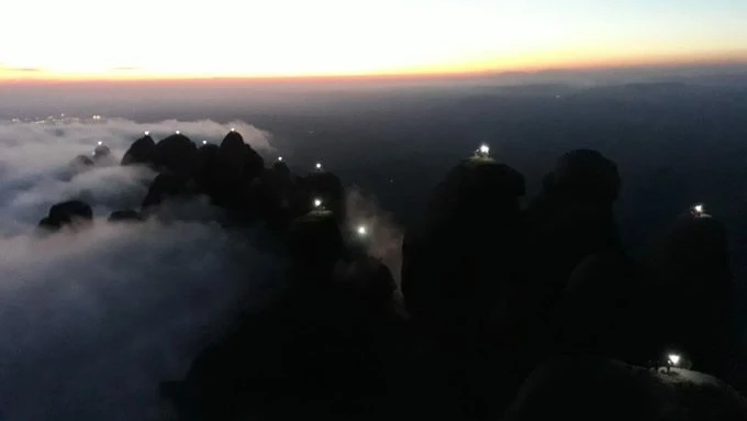 Imagen del macizo de Montserrat con sus agujas iluminadas por el 1-O