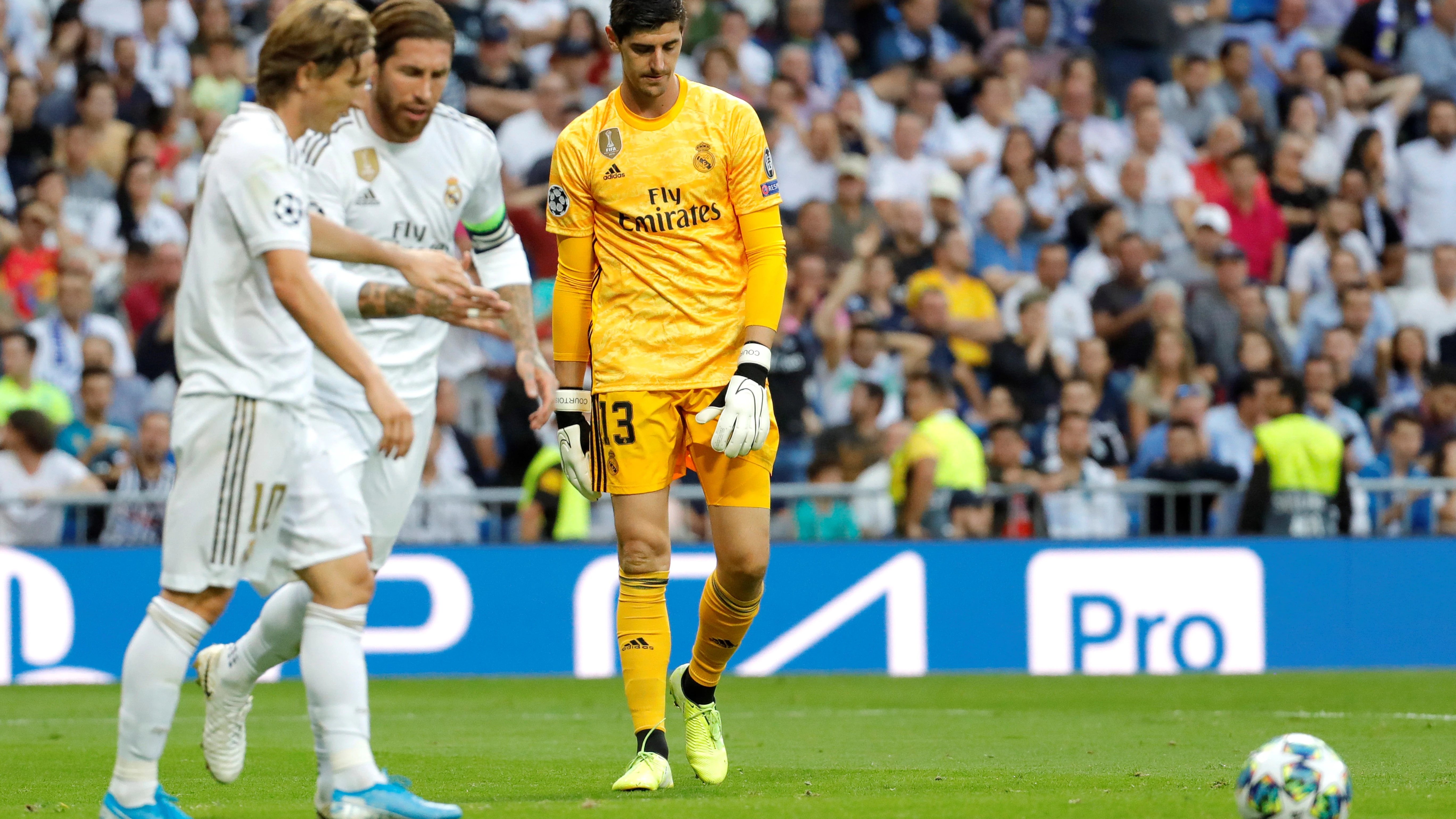 Courtois, cabizbajo tras recibir un gol del Brujas en Champions League.