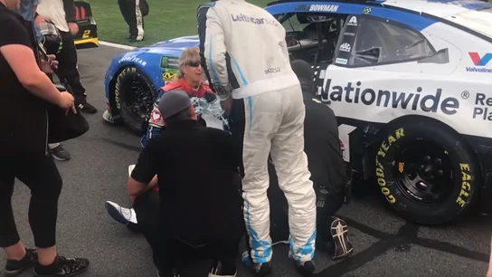 Wallace tira agua a Bowman en la NASCAR Wallace tira agua a Bowman en la NASCAR