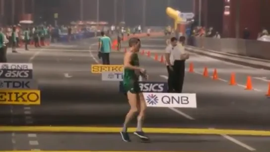 Brendan Boyce hace el 'Moonwalk' al llegar a meta Brendan Boyce hace el 'Moonwalk' al llegar a meta
