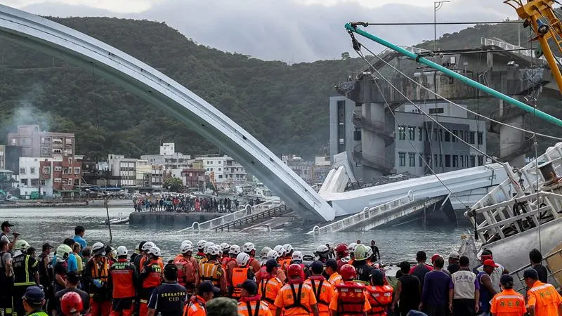 Derrumbe de un puente en Taiwán