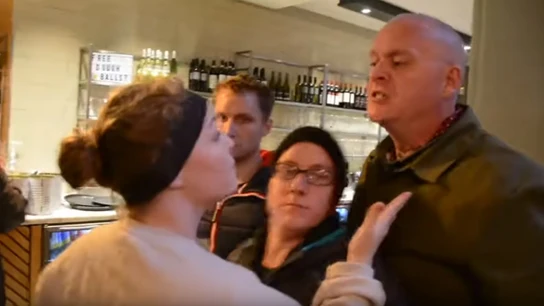 Momento de la agresión durante la protesta de los activistas veganos Momento de la agresión durante la protesta de los activistas veganos