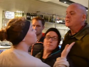 Momento de la agresión durante la protesta de los activistas veganos Momento de la agresión durante la protesta de los activistas veganos