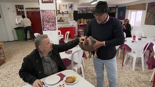 El surrealista momento en el que Chicote conoce el pollo de campo del Mosto Tejero en pleno comedor El surrealista momento en el que Chicote conoce el pollo de campo del Mosto Tejero en pleno comedor