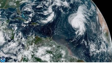 Imagen del Centro Nacional de Huracanes del estado del huracán Lorenzo (abajo dcha.)