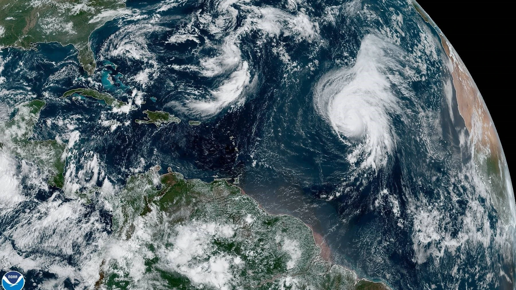 Imagen del Centro Nacional de Huracanes del estado del huracán Lorenzo (abajo dcha.)